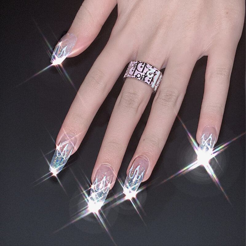 24 Τεμάχια/κουτί Λέιζερ Silver Flame Fake Nails Κομμάτι Φορέσιμα Τεχνητά Τελειωμένα Νύχια