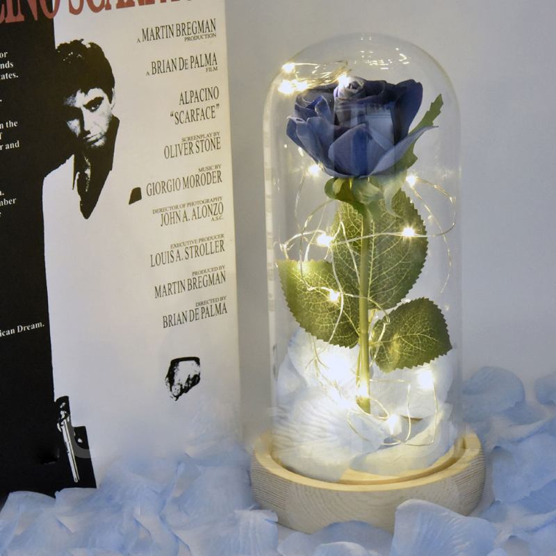 Φωτιστικό Blue Roses Με Led Fairy String Lights Πεσμένα Πέταλα Και Βάση Abs Σε Γυάλινο Θόλο Για Την Ημέρα Του Αγίου Βαλεντίνου Το Καλύτερο Δώρο Για Εκείνη